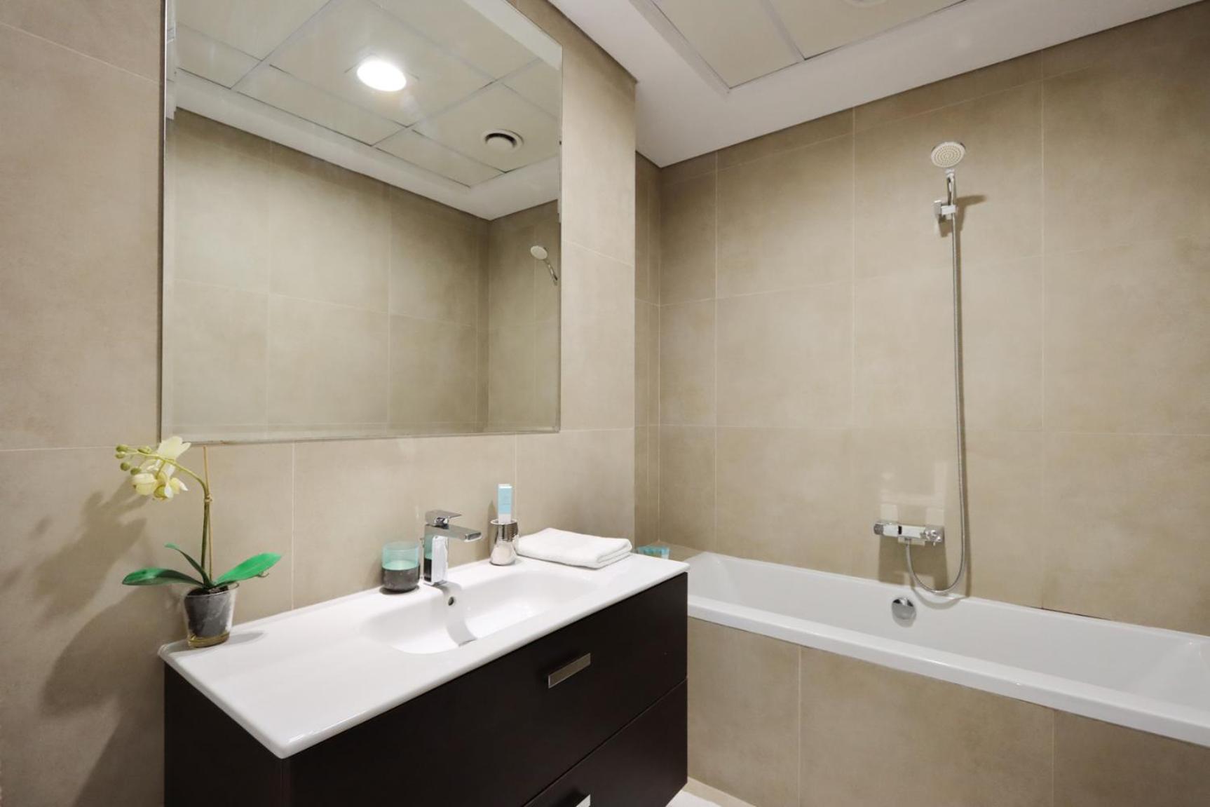 2br In Marina Walk To Dining & Nightlife Apartment